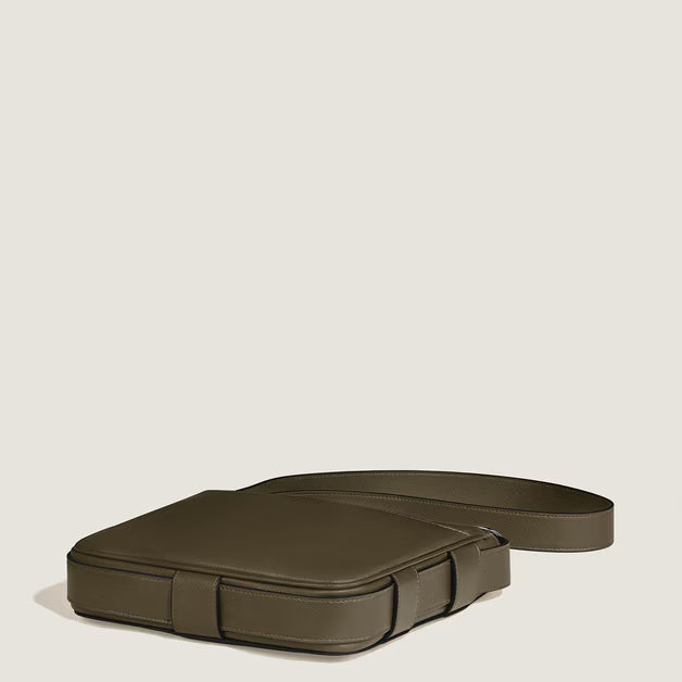 Bolso Mensajero Vertical de Cuero Sartorial 